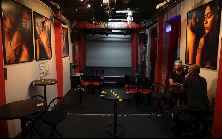 Clientes en el Cabaré-Tito, ahora  Restauran-Tito, en de la Zona Rosa de Ciudad de México. EFE/S. Gutiérrez