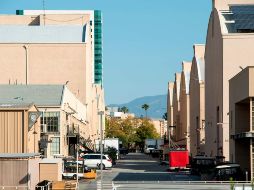 Sets de Warner Bros en Burbank, California. Los temores sobre la salud del equipo y la incertidumbre por el coronavirus han hecho que pocos productores de cine se atrevan a volver. AFP/ARCHIVO