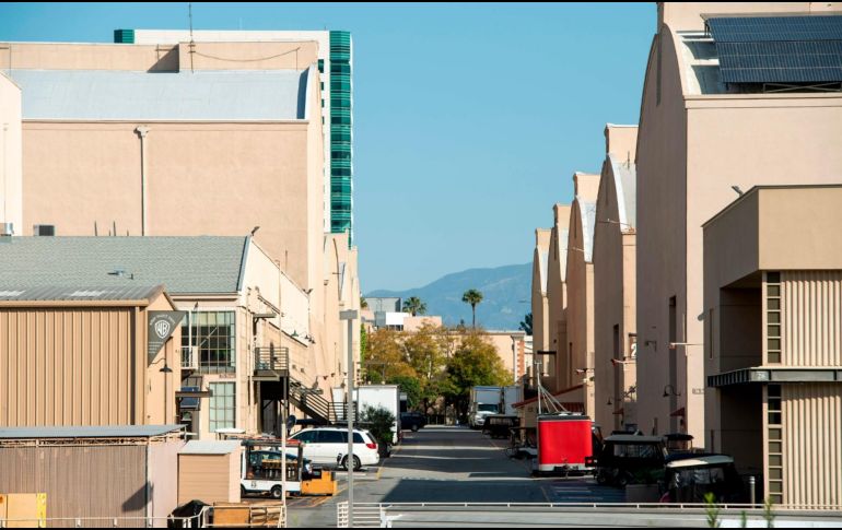 Sets de Warner Bros en Burbank, California. Los temores sobre la salud del equipo y la incertidumbre por el coronavirus han hecho que pocos productores de cine se atrevan a volver. AFP/ARCHIVO