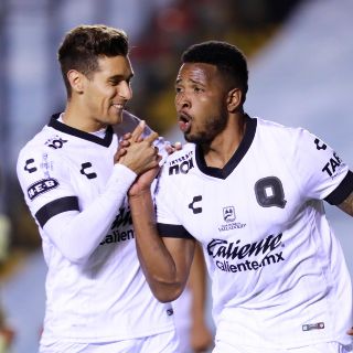 Gallos despluma a las Águilas, 4-1