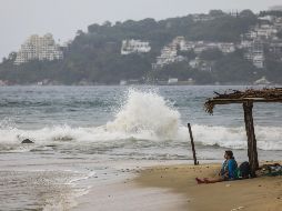 Este lunes los efectos del huracán se hicieron sentir en las costas de Guerrero. EFE / D. Guzmán