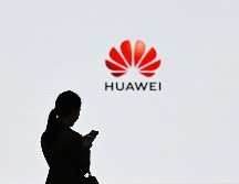 Las normas ratificadas por el Departamento de Comercio el lunes prohíben a los proveedores utilizar tecnología estadounidense para producir chips y otros componentes para Huawei. AFP / ARCHIVO