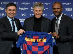La noticia de la despedida de Abidal (D) se da un día después del cese del entrenador Quique Setién (C). AFP / ARCHIVO
