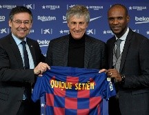 La noticia de la despedida de Abidal (D) se da un día después del cese del entrenador Quique Setién (C). AFP / ARCHIVO