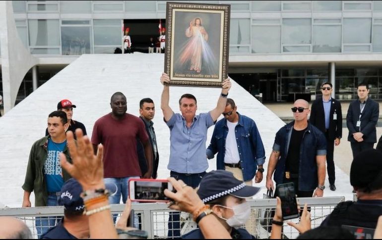 El presidente, Jair Bolsonaro, se reunió recientemente en Brasilia con católicos y antiabortistas. AFP