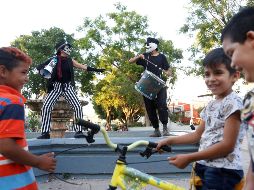 Las personas los ven con asombro y muchos niños y niñas bailan al ritmo de los tambores. EFE / F. Guasco
