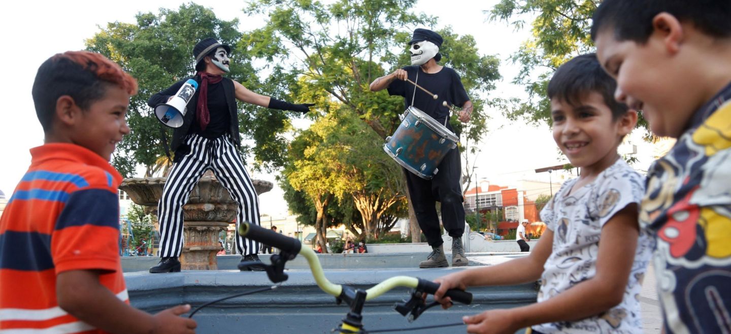 Las personas los ven con asombro y muchos niños y niñas bailan al ritmo de los tambores. EFE / F. Guasco