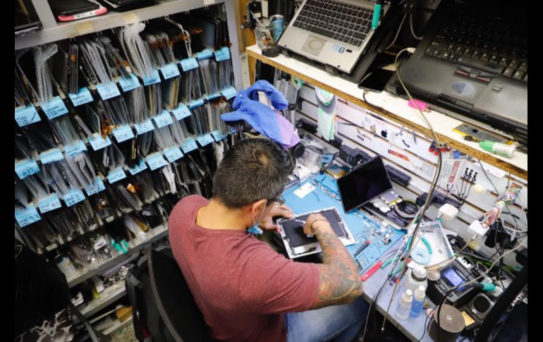 Desde hace 10 días se incrementan las reparaciones y servicios de computadoras que la gente ya tenía. EL INFORMADOR/F. Atilano