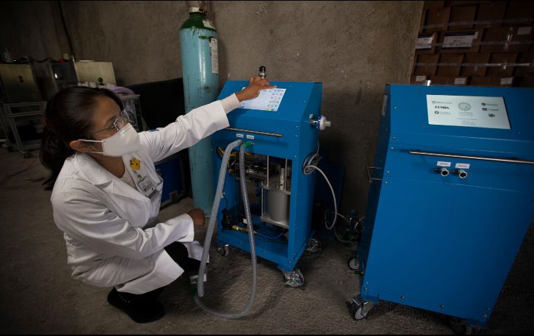 Fanny Alvarado Chávez, directora del departamento de ingeniería biomédica del Instituto Nacional de Ciencias Médicas, con un ventilador mexicano 
