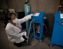 Fanny Alvarado Chávez, directora del departamento de ingeniería biomédica del Instituto Nacional de Ciencias Médicas, con un ventilador mexicano 