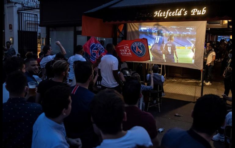 Numerosos grupos de aficionados se agruparon en diversos puntos de la capital francesa y celebraron con el lanzamiento de bengalas y fuegos artificiales. EFE/I. Langsdon