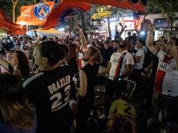 Numerosos grupos de aficionados se agruparon en diversos puntos de la capital francesa y celebraron con el lanzamiento de bengalas y fuegos artificiales. EFE/I. Langsdon