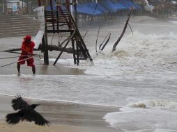 El huracán, que se ubica a 485 kilómetros al sur sureste de Cabo San Lucas, se desplaza hacia el noroeste. EFE/F. Meza