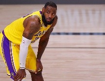 LeBron continúa triturando rivales con su liderazgo. AFP