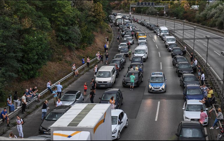 La circulación en esta autopista muy frecuentada se vio interrumpida varias horas lo cual provocó impresionantes atascos. AFP