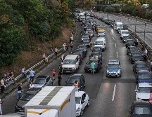 La circulación en esta autopista muy frecuentada se vio interrumpida varias horas lo cual provocó impresionantes atascos. AFP