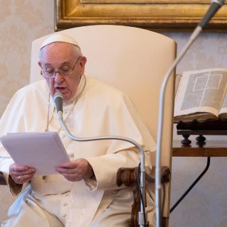 Ricos no deben tener prioridad para vacuna, asegura el Papa