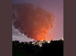 El incendio se desata cerca de la medianoche en las instalaciones de la empresa Poly-America; permitirán que se extinga solo, lo que podría tomar varios días. TWITTER / @Anthxny23