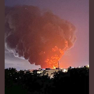 Gigantesco incendio afecta una fábrica de plásticos en EU