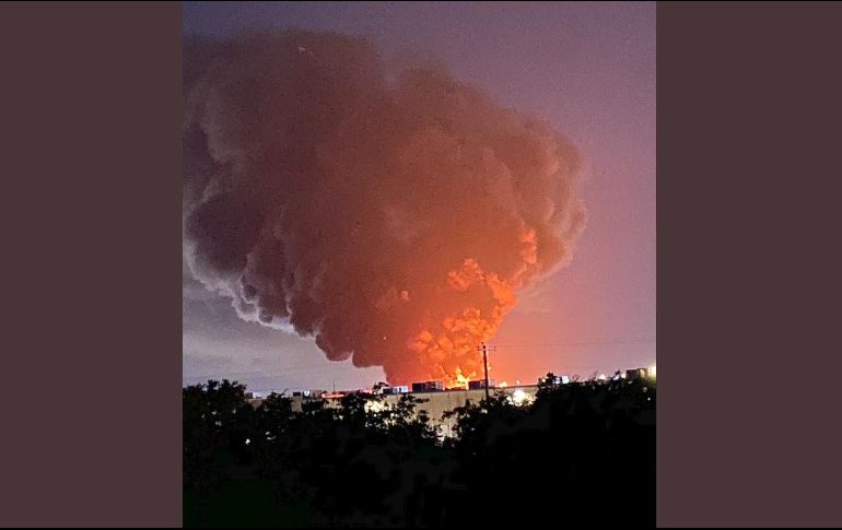 El incendio se desata cerca de la medianoche en las instalaciones de la empresa Poly-America; permitirán que se extinga solo, lo que podría tomar varios días. TWITTER / @Anthxny23