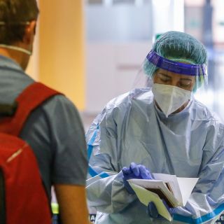 España supera los tres mil casos diarios de COVID-19 por primera vez desde mayo