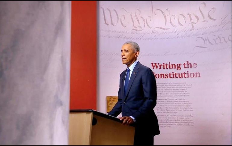 Imagen de un fragmento de la transmisión en vivo del Comité de la Convención Nacional Demócrata que muestra al expresidente estadounidense Barack Obama. EFE