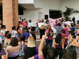 La comunidad de Puerto Vallarta ha salido a protestar a las calles de ese municipio tras el caso del funcionario que abusó de una niña. ESPECIAL/C. Ulloa