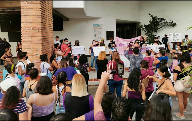La comunidad de Puerto Vallarta ha salido a protestar a las calles de ese municipio tras el caso del funcionario que abusó de una niña. ESPECIAL/C. Ulloa