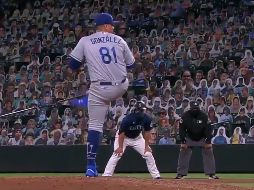 El relevista mexicano Víctor González tuvo una gran actuación al lanzar dos entradas sin permitir hit, ponchando a un rival y haciendo una gran jugada en primera base. TWITTER / @MLB_Mexico