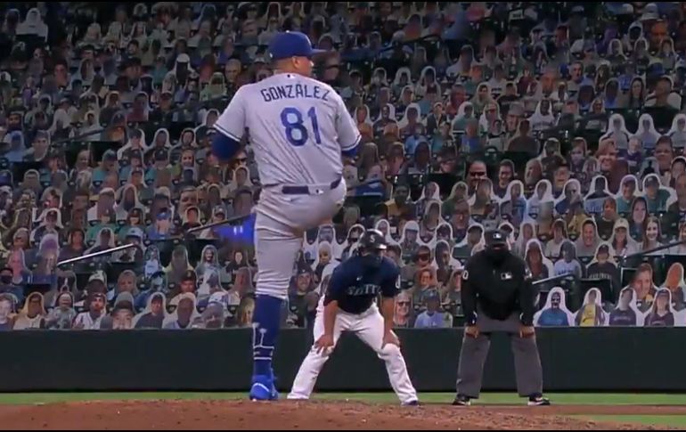 El relevista mexicano Víctor González tuvo una gran actuación al lanzar dos entradas sin permitir hit, ponchando a un rival y haciendo una gran jugada en primera base. TWITTER / @MLB_Mexico