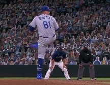 El relevista mexicano Víctor González tuvo una gran actuación al lanzar dos entradas sin permitir hit, ponchando a un rival y haciendo una gran jugada en primera base. TWITTER / @MLB_Mexico