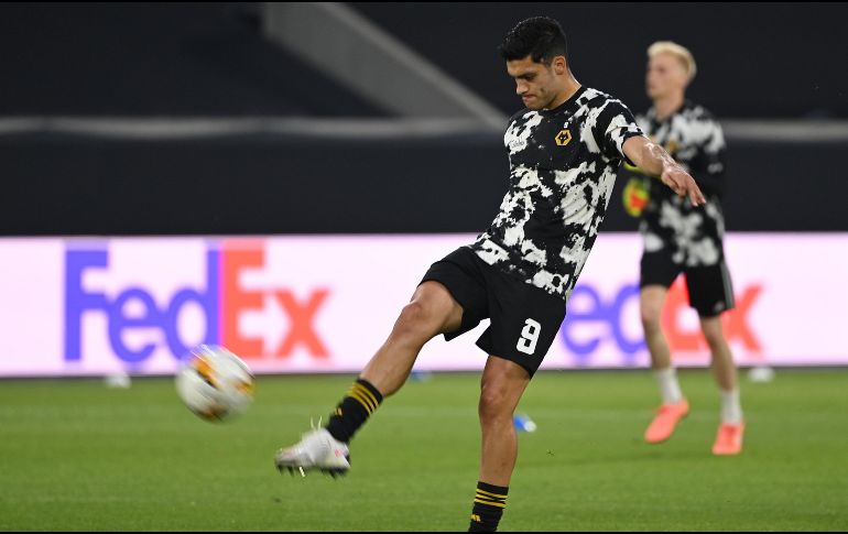 La Juventus también tiene en la mira a Alexandre Lacazette, delantero del Arsenal, por lo que el futuro del mexicano sigue en el aire. AFP / ARCHIVO