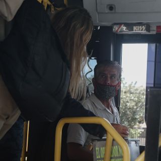 Choferes de transporte público ignoran uso obligatorio de caretas