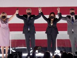 Imagen de (i-d) Jill Biden, Joe Biden, Kamala Harris y Douglas Emhoff durante la última jornada de la Convención Nacional Demócrata en Milwaukee, Wisconsin. EFE
