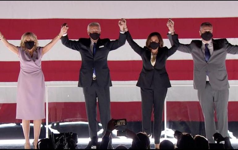 Imagen de (i-d) Jill Biden, Joe Biden, Kamala Harris y Douglas Emhoff durante la última jornada de la Convención Nacional Demócrata en Milwaukee, Wisconsin. EFE