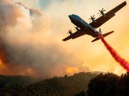Una aeronave combate las llamas en Healdsburg. AFP/J. Edelson