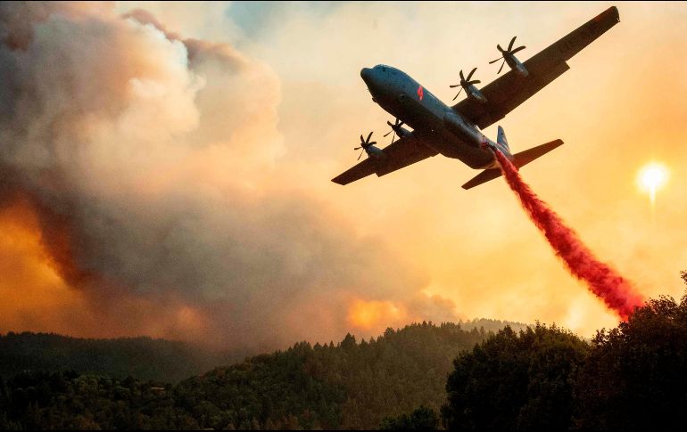 Una aeronave combate las llamas en Healdsburg. AFP/J. Edelson