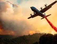Una aeronave combate las llamas en Healdsburg. AFP/J. Edelson