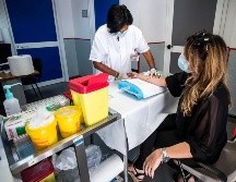 Trabajadores de una escuela en Roma se somete a pruebas de detección ante la cercanía del nuevo ciclo escolar. EFE/A. Carconi