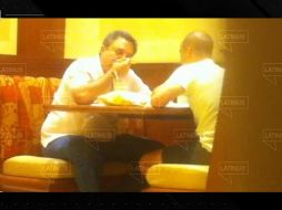 Carlos Loret de Mola mostró un par de videos en donde se observa en al menos dos ocasiones a Pío López Obrador recibir de David León paquetes con dinero en efectivo. YOUTUBE / Latinus_us