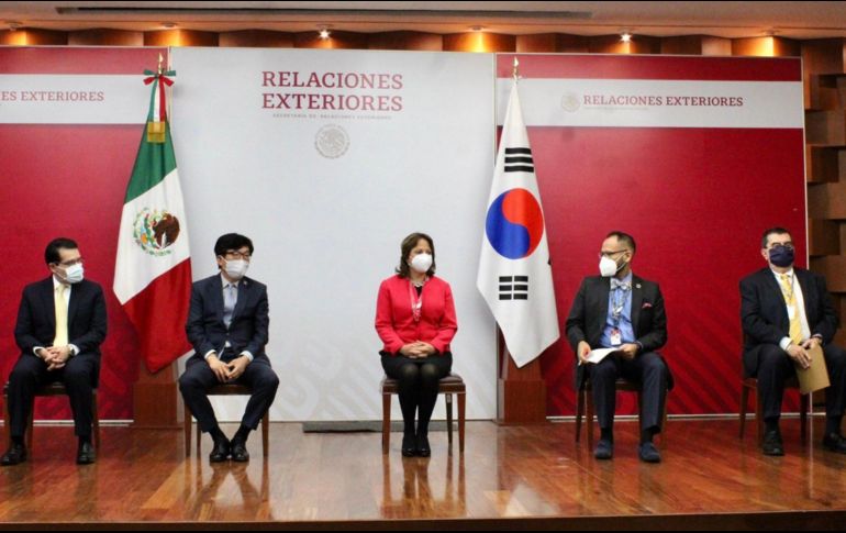 La subsecretaria de Relaciones Exteriores para Asuntos Multilaterales y Derechos Humanos, Martha Delgado, fue la encargada de hacer la recepción oficial de la donación. Los equipos se destinarán al ISSSTE. TWITTER / @marthadelgado