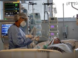 Una médica observa a un paciente en la Unidad de Cuidados de Intensivos del hospital Emilio Ribas, en Sao Paulo. EFE/S. Moreira