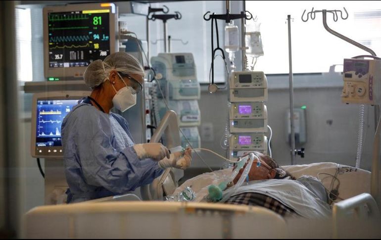 Una médica observa a un paciente en la Unidad de Cuidados de Intensivos del hospital Emilio Ribas, en Sao Paulo. EFE/S. Moreira