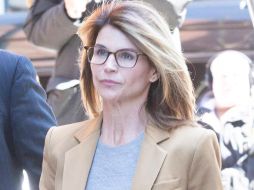 La actriz estadounidense Lori Loughlin llega a una sesión de su juicio en Boston, Massachusetts. EFE/C. Gunther