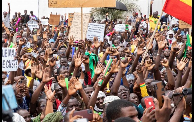 Miembros del Comité Nacional para la Salvación del Pueblo marcharon por las calles en medio de vítores. EFE/H. Diakite