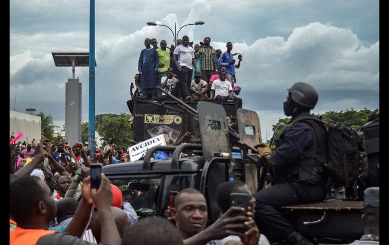 Miembros del Comité Nacional para la Salvación del Pueblo marcharon por las calles en medio de vítores. EFE/H. Diakite
