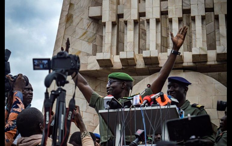 Miembros del Comité Nacional para la Salvación del Pueblo marcharon por las calles en medio de vítores. EFE/H. Diakite