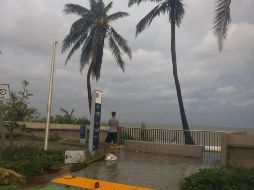 Un hombre observa el estado de la playa en San Juan, Puerto Rico. EFE/T. Llorca