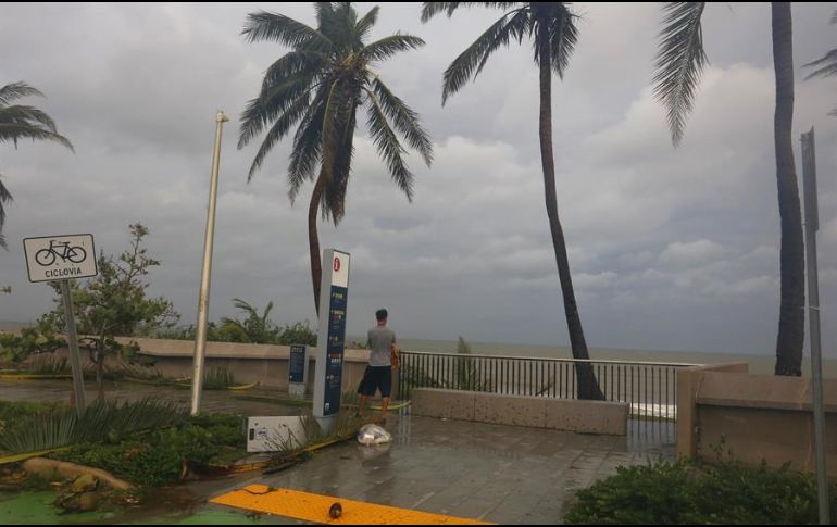 Un hombre observa el estado de la playa en San Juan, Puerto Rico. EFE/T. Llorca