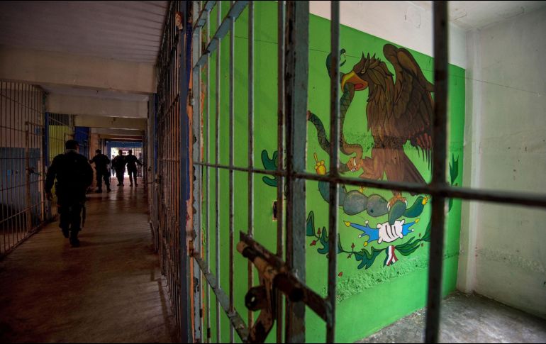 La Secretaría de Seguridad presenta a cuatro custodios del penal de Santiaguito ante el Ministerio Público como parte de la investigación de la muerte de Arturo 